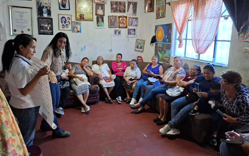 Mujeres mixqueñas conocen los beneficios de asociarse