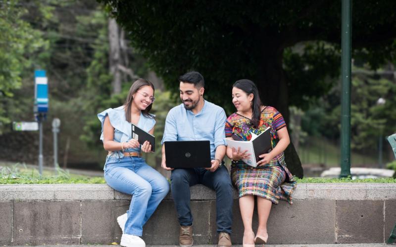 La convocatoria está abierta para aquellas personas que estén por culminar sus estudios de licenciatura.