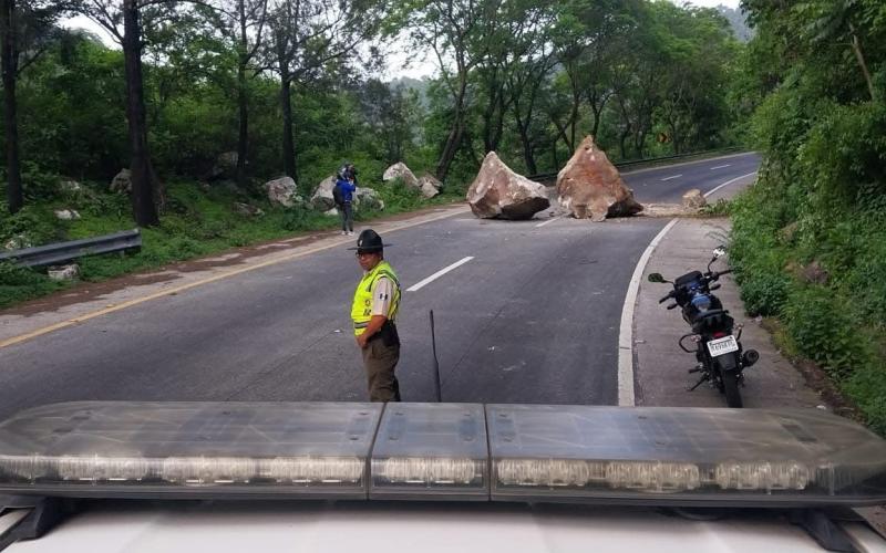 Zonas Viales trabajan para restablecer el paso en rutas bloqueadas por sismos