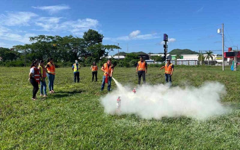 Aeropuerto Internacional Mundo Maya capacita a su personal en uso de extintores