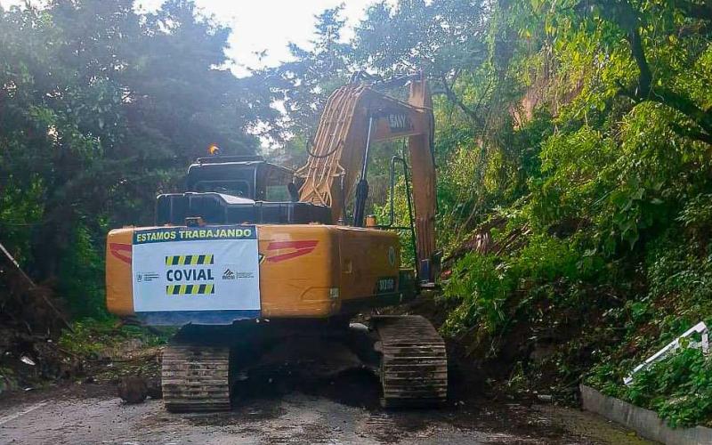 Brigadas trabajan para reabrir caminos bloqueados por los sismos