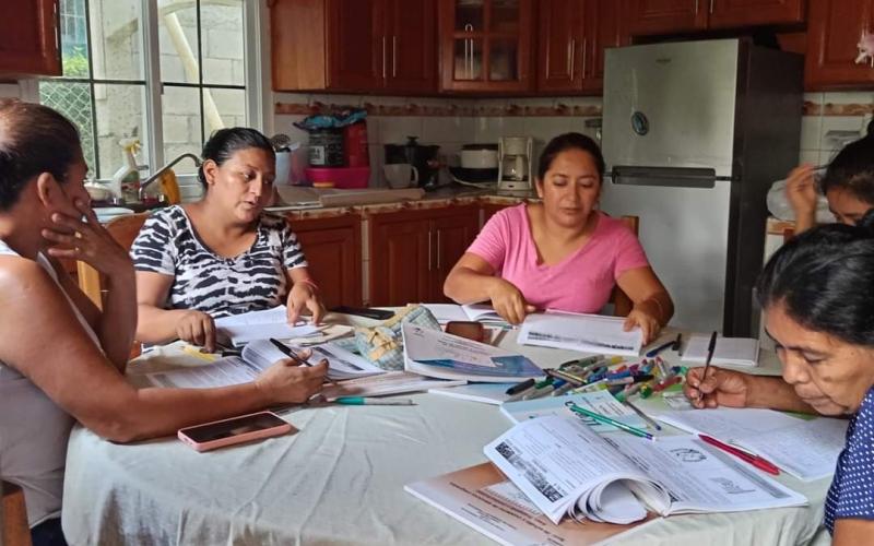 ¿Sabías que, a través de la radio, muchos guatemaltecos están aprendiendo a leer y a escribir?