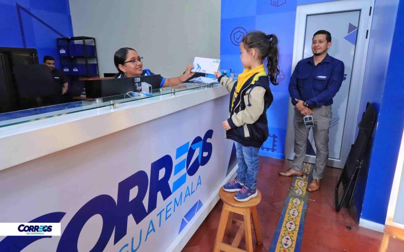 Niños redescubren la emoción de escribir cartas y fortalecen sus lazos familiares a través de talleres postales