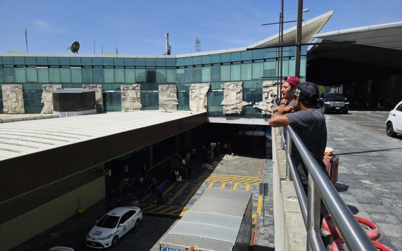 Aeropuerto La Aurora refuerza seguridad con nuevas barandas para protección de visitantes