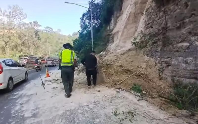 Brigadas de PROVIAL ya despejan las rutas afectadas tras fuertes sismos