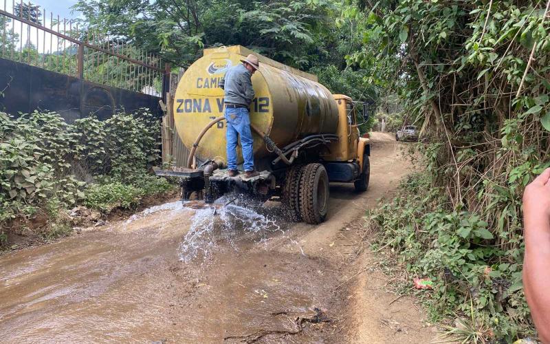 Avanza construcción de vía temporal hacia Santa María de Jesús tras daños por sismos