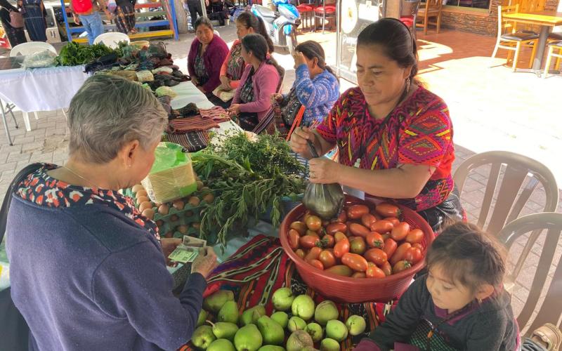 Variedad de productos frescos impulsados en la Feria del Agricultor de Sololá 