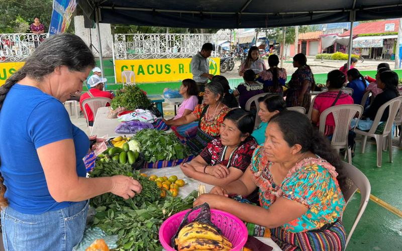 Variedad de productos fueron ofrecidos en la Feria del Agricultor de Canillá