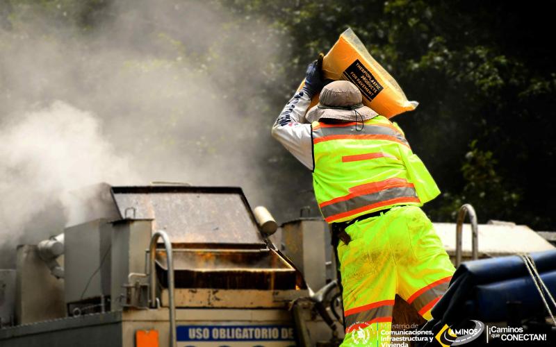 Mejoran visibilidad nocturna en tramo Patzicía–Los Encuentros con tecnología reflectiva 