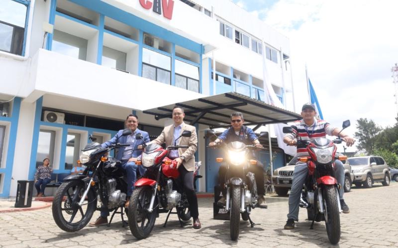 Entrega simbólica de motocicletas para fortalecer el servicio de mensajería en el Ministerio de Comunicaciones, Infraestructura y Vivienda