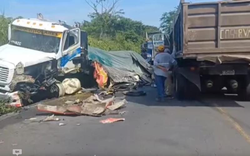 Brigadas de Provial atienden colisión entre camiones en El Rodeo, Escuintla
