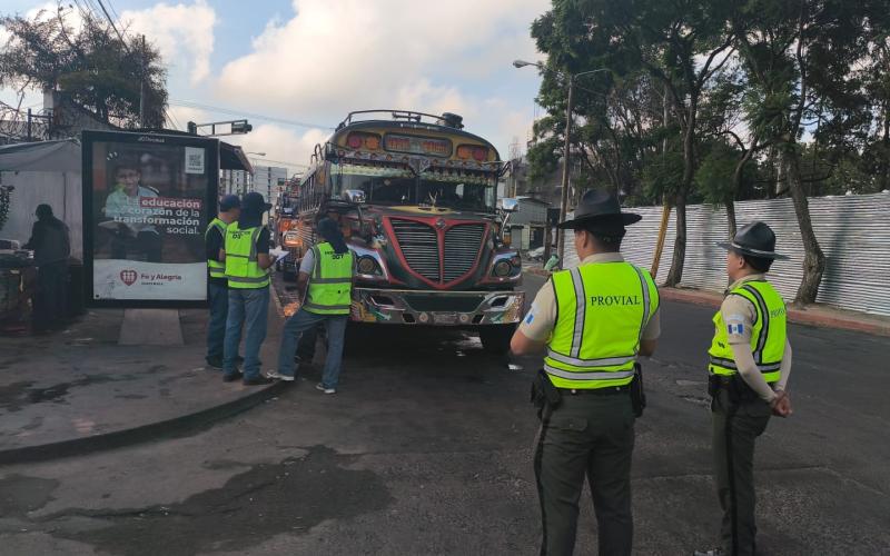 DGT y Provial realizan operativos en la Terminal para verificar cumplimiento de normativa en el transporte extraurbano