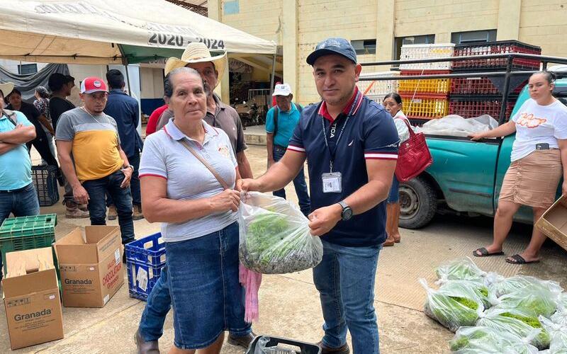 Promotores de los CADER de Zacapa reciben pilones para huertos