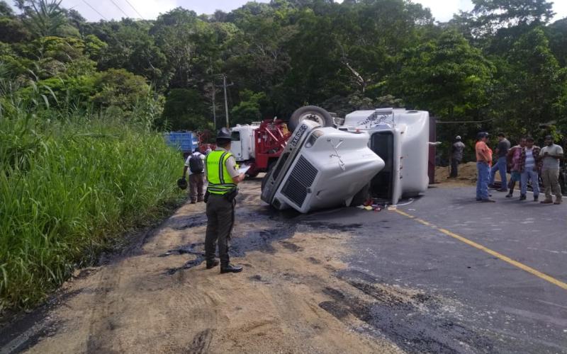 Provial brinda asistencia tras volcadura de tráiler en la CA-9 Sur