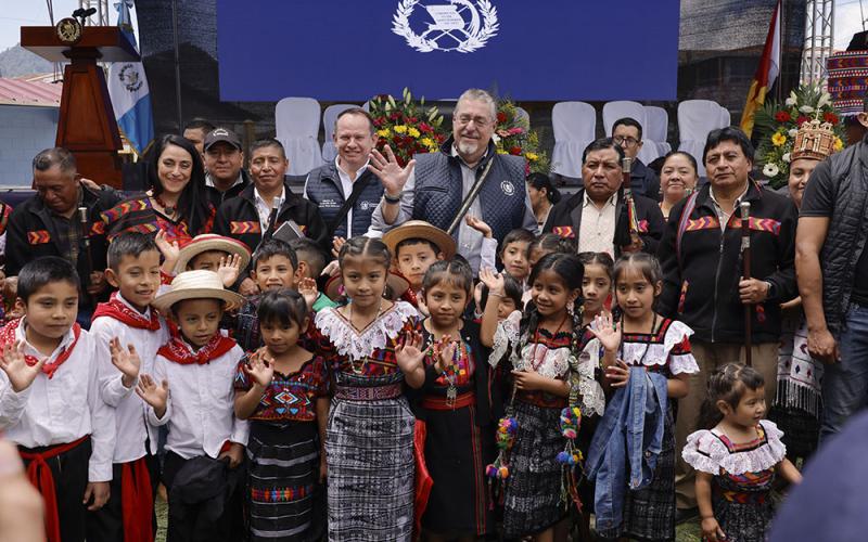 Entrega de adoquines en Santa Lucía Utatlán marca avances en la agenda territorial con autoridades indígenas