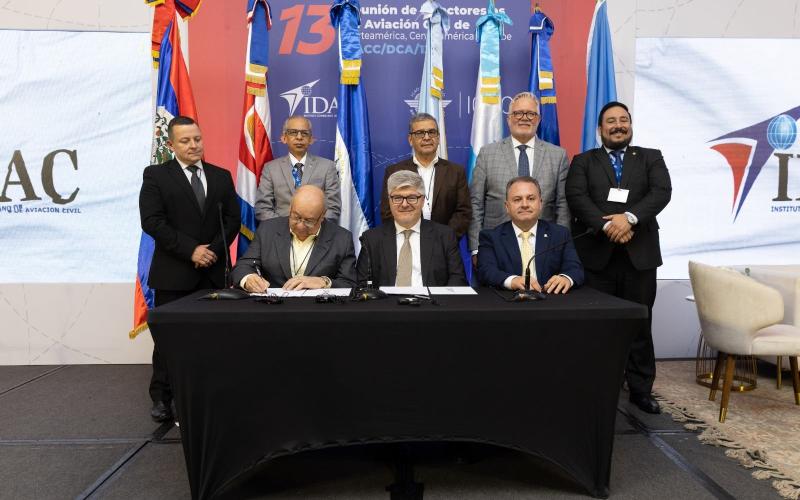 En representación de Guatemala, el Capitán Tomás Aldecoa, Director General de Aeronáutica Civil
