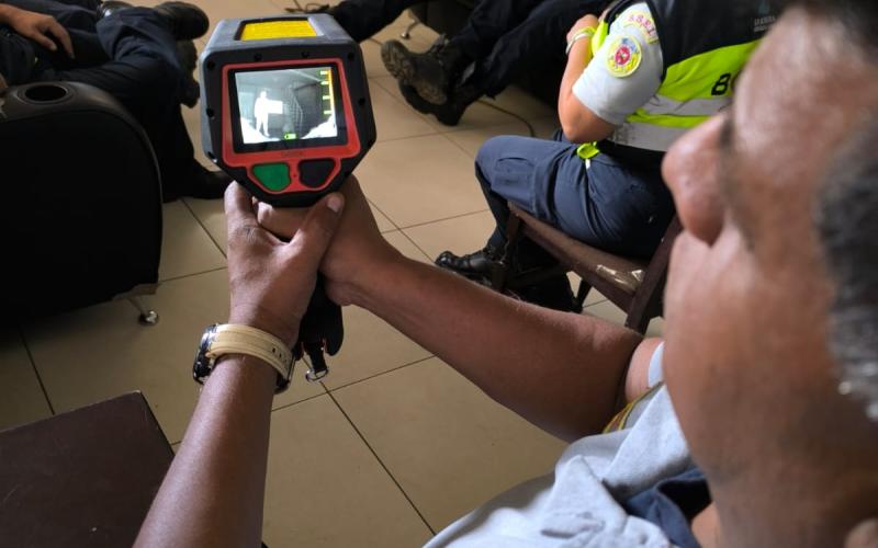 Este moderno equipo, diseñado originalmente para cuerpos de bomberos, permite detectar fuentes de calor a través de diferencias de temperatura