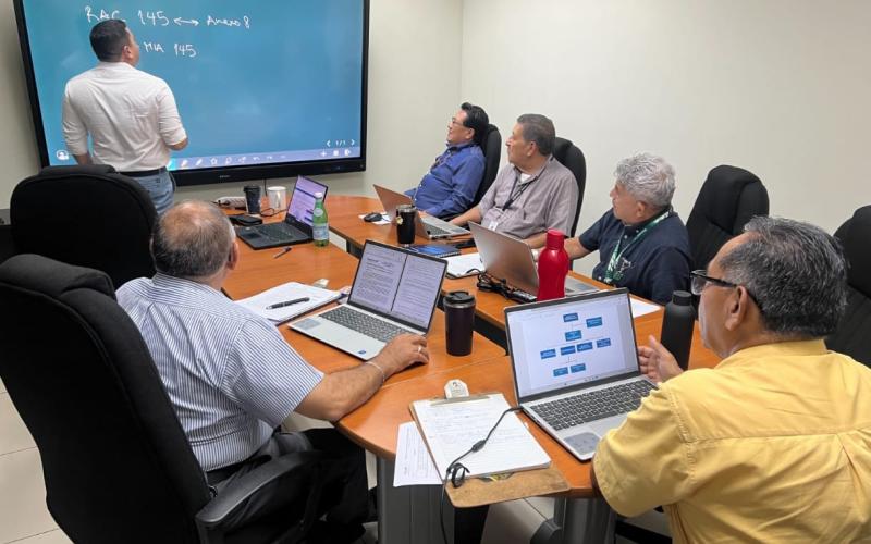 Durante varias jornadas de trabajo técnico, se revisaron y ajustaron manuales operativos usados por inspectores