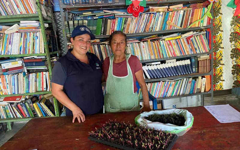 Apoyan a familias agricultoras de Villa Canales con entrega de pilones 