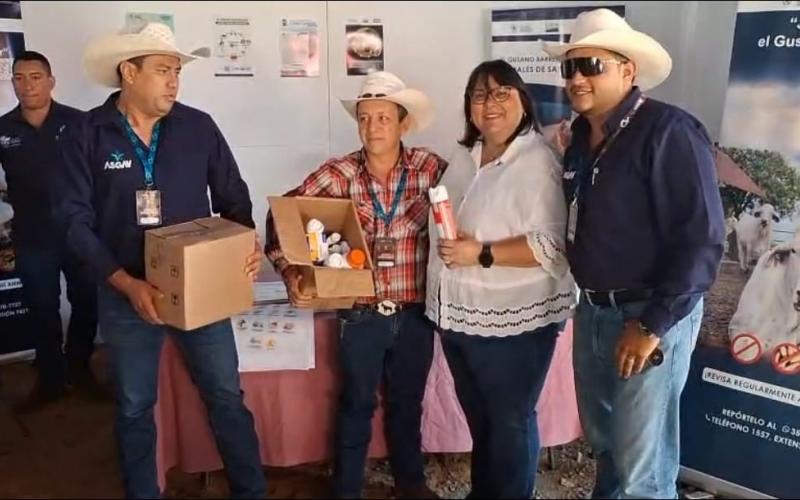 Capacitan a ganaderos en prevención y combate del Gusano Barrenador