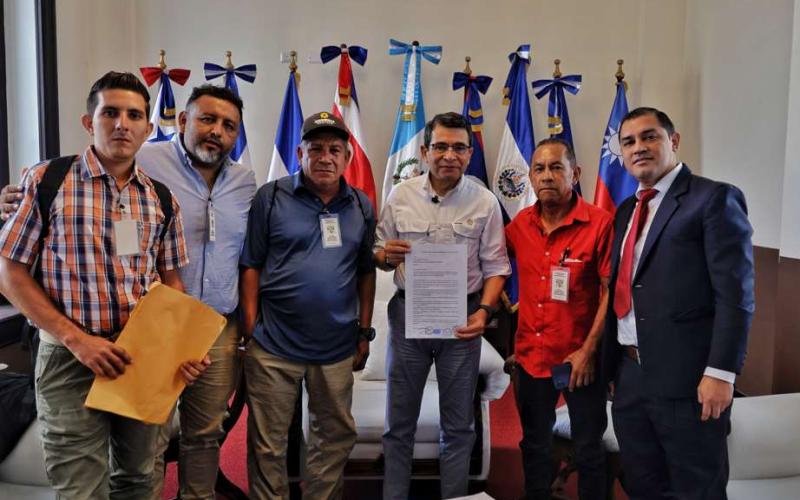 Ministro Díaz escucha solicitudes de comunidades del litoral de Mazatenango 