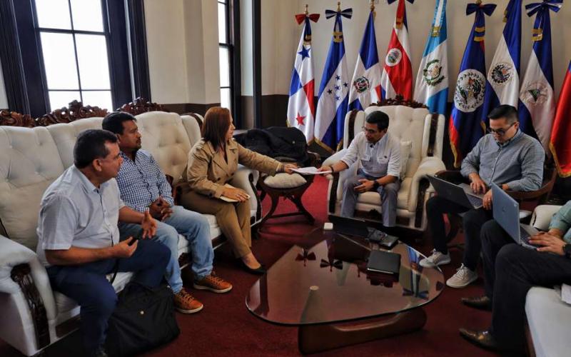 CIV informa sobre proyectos de carreteras y reactivación ferroviaria en Izabal 