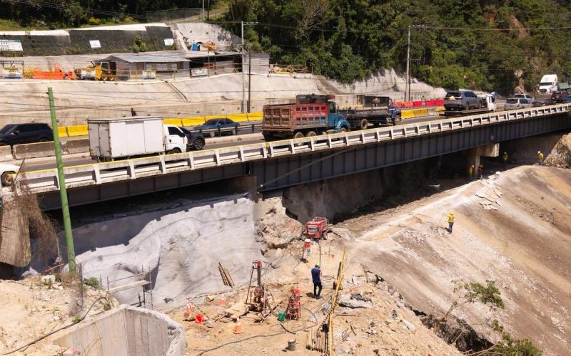 Covial trabaja en protección de taludes en la CA-1 Oriente