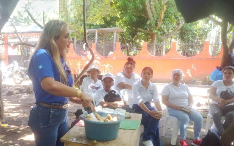 Educadoras de Suchitepéquez aprenden a cultivar hongo ostra 