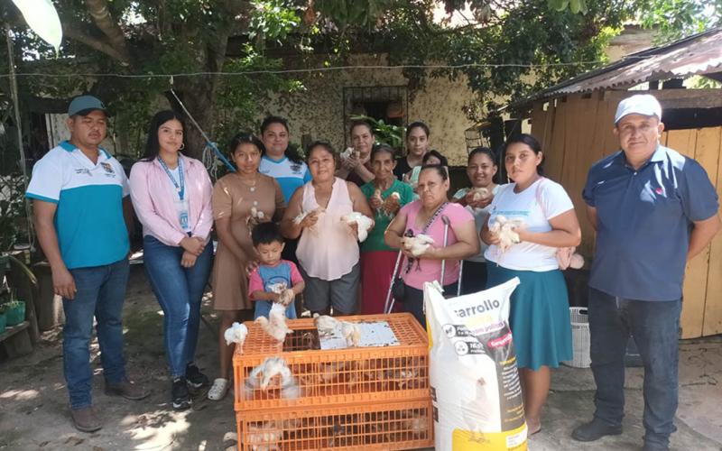 Entregan aves criollas mejoradas a mujeres de Melchor de Mencos