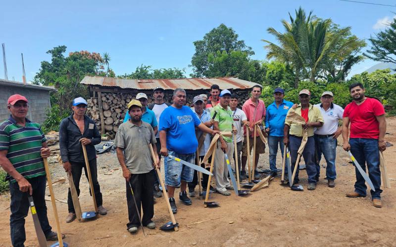 Entregan herramientas y semillas a agricultores de Atescatempa y Zapotitlán