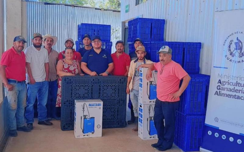 Entregan insumos y equipo a productores de Jalapa
