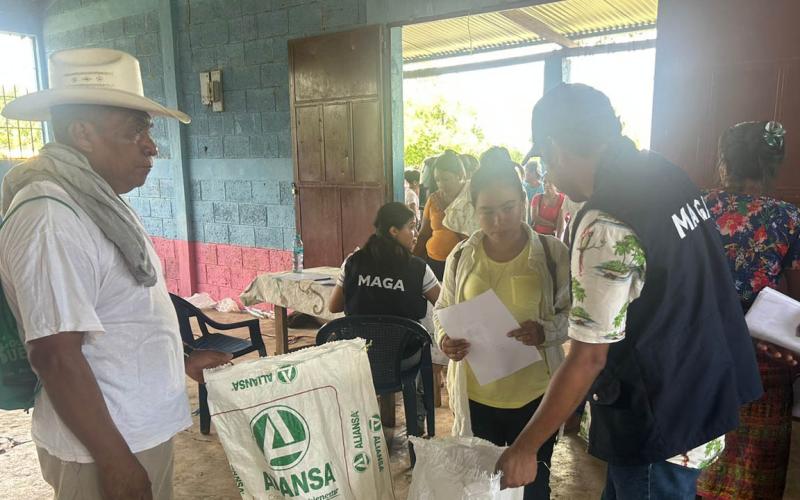Entregan raciones de alimentos a familias de Champerico y Retalhuleu