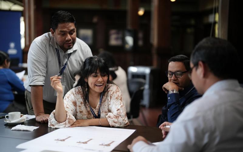 Personal de distintas direcciones de SEGEPLAN) participa en el curso.