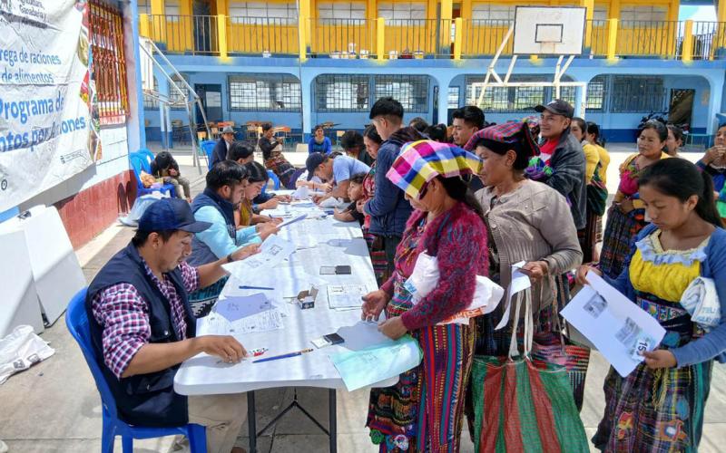 Familias de Retalhuleu y Quiché reciben alimentos gratuitos por su trabajo comunitario