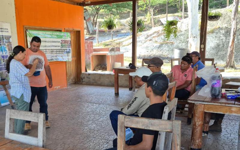 Ganaderos de Zacapa aprenden medidas de prevención contra el Gusano Barrenador