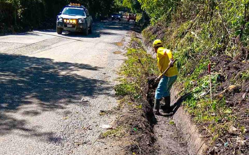 Continúan trabajos de limpieza y mantenimiento en ruta que conecta Fraijanes con Santa Rosa