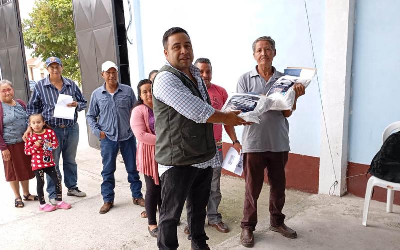 Más agricultores reciben semillas de maíz