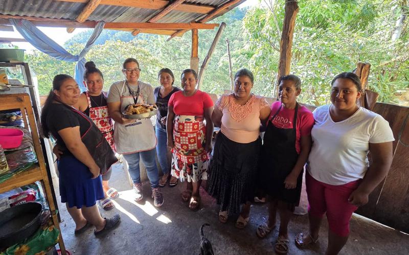 Madres de familia capacitadas en alimentación y uso de hortalizas en la dieta familiar