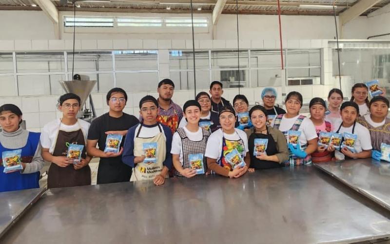 Servidores cívicos aprenden el procesamiento de alimentos