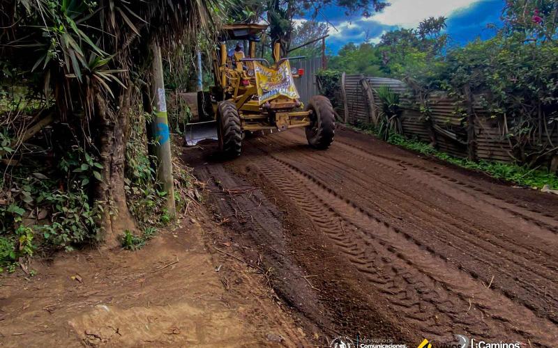 Aplican capa de balastro en ruta alterna a Santa María de Jesús 