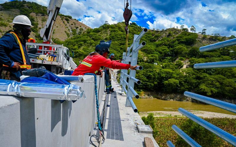 Colocan barandas en el puente peatonal del Chitomax: la conectividad está más cerca