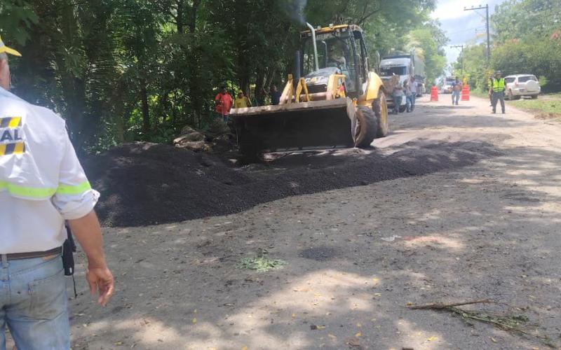 COVIAL atiende y resuelve emergencia entre Izabal y Petén 