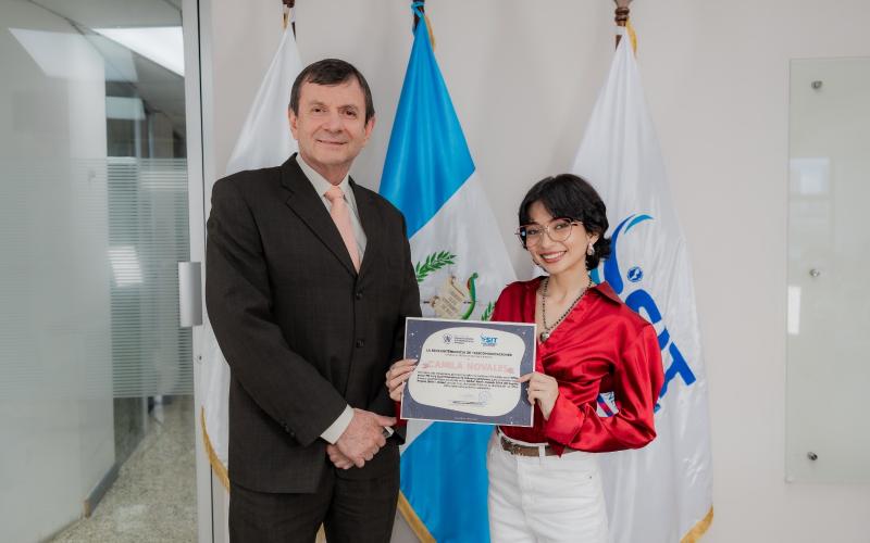 SIT reconoce a Camila Novales por su liderazgo en divulgación científica e impulso a las niñas en la tecnología