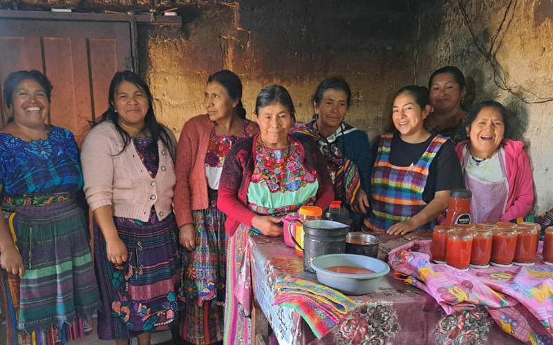 Productoras de tomate capacitadas en conservación de alimentos y emprendimiento