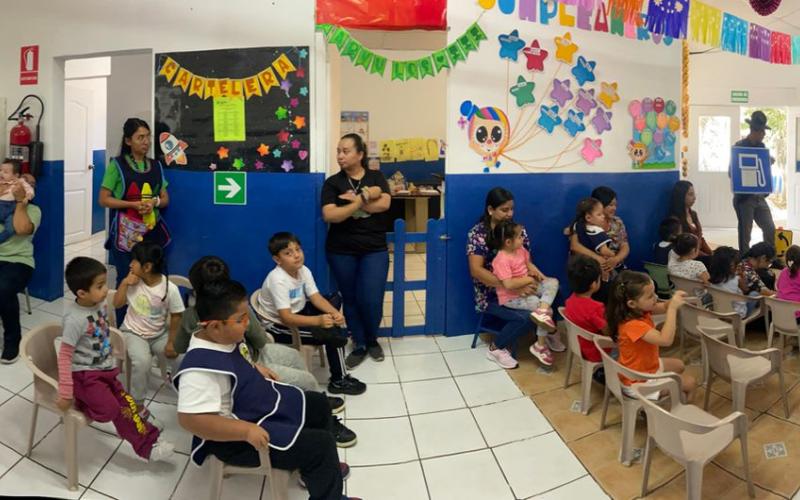 Niñas y niños de jardín infantil aprenden educación vial con divertidos juegos 