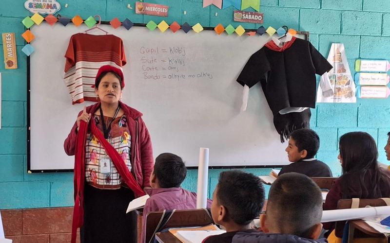 Conversatorio sobre la indumentaria maya