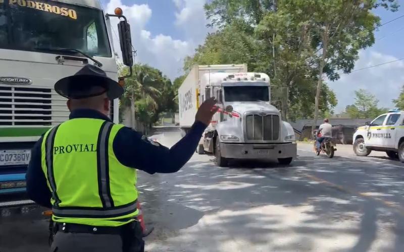 Provial atiende colisión en Morales y regula el paso para proteger a usuarios
