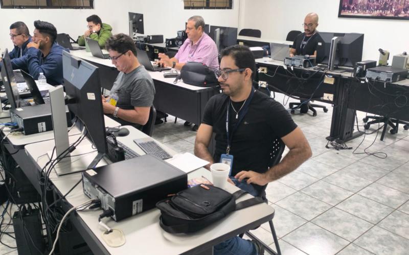 La formación está a cargo del instructor Gerardo Vargas, especialista costarricense con amplia trayectoria en el ámbito aeronáutico