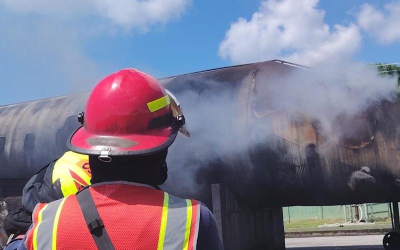 Durante la formación, los participantes desarrollan sus habilidades y conocimientos técnicos, aplicando procedimientos fundamentales de rescate y extinción de incendios en aeronaves.
