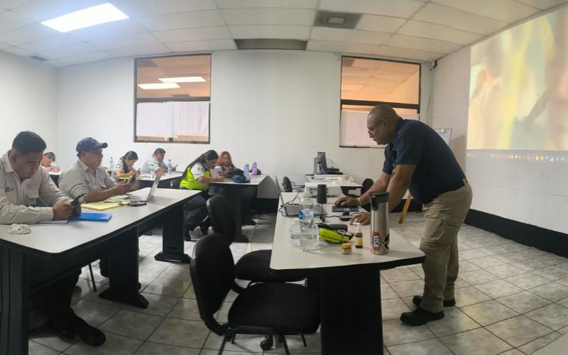 El curso, impartido por los instructores capacitados capitán Luis Gonzales y Roberto Carrillo, tiene como objetivo principal fortalecer las habilidades y conocimientos de los participantes en estrategias y técnicas operacionales para enfrentar situaciones de emergencia en aeronaves. 